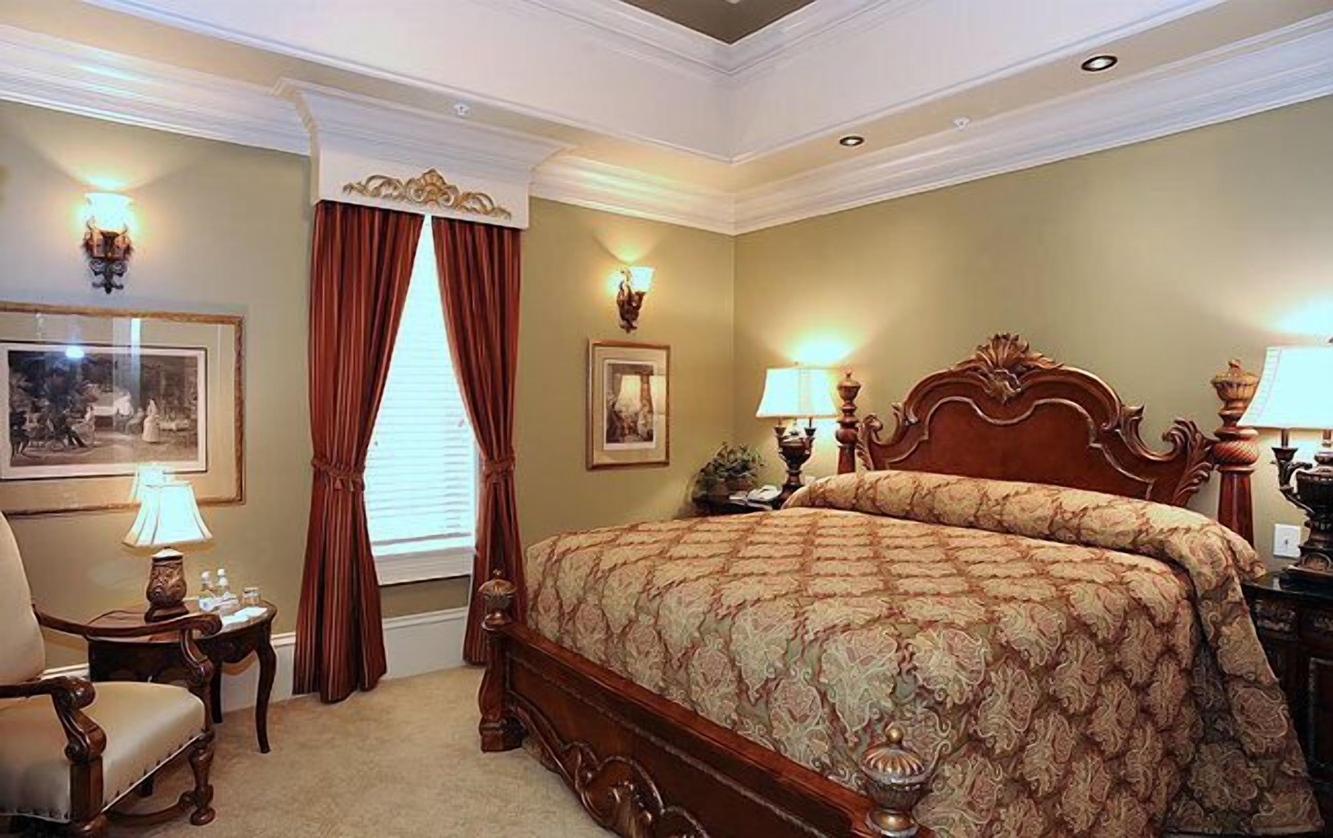 room (king deluxe) | in-room safe, iron/ironing board, free wifi