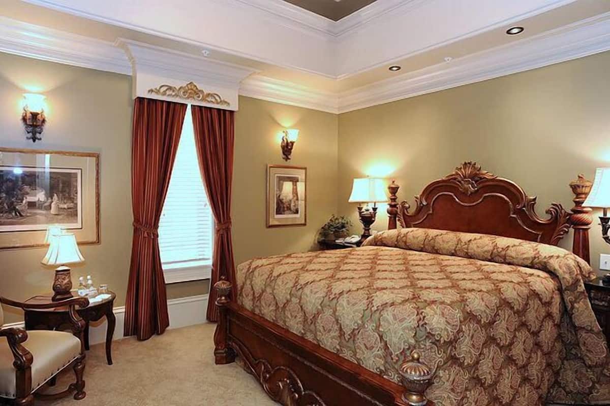 room (king deluxe) | in-room safe, iron/ironing board, free wifi