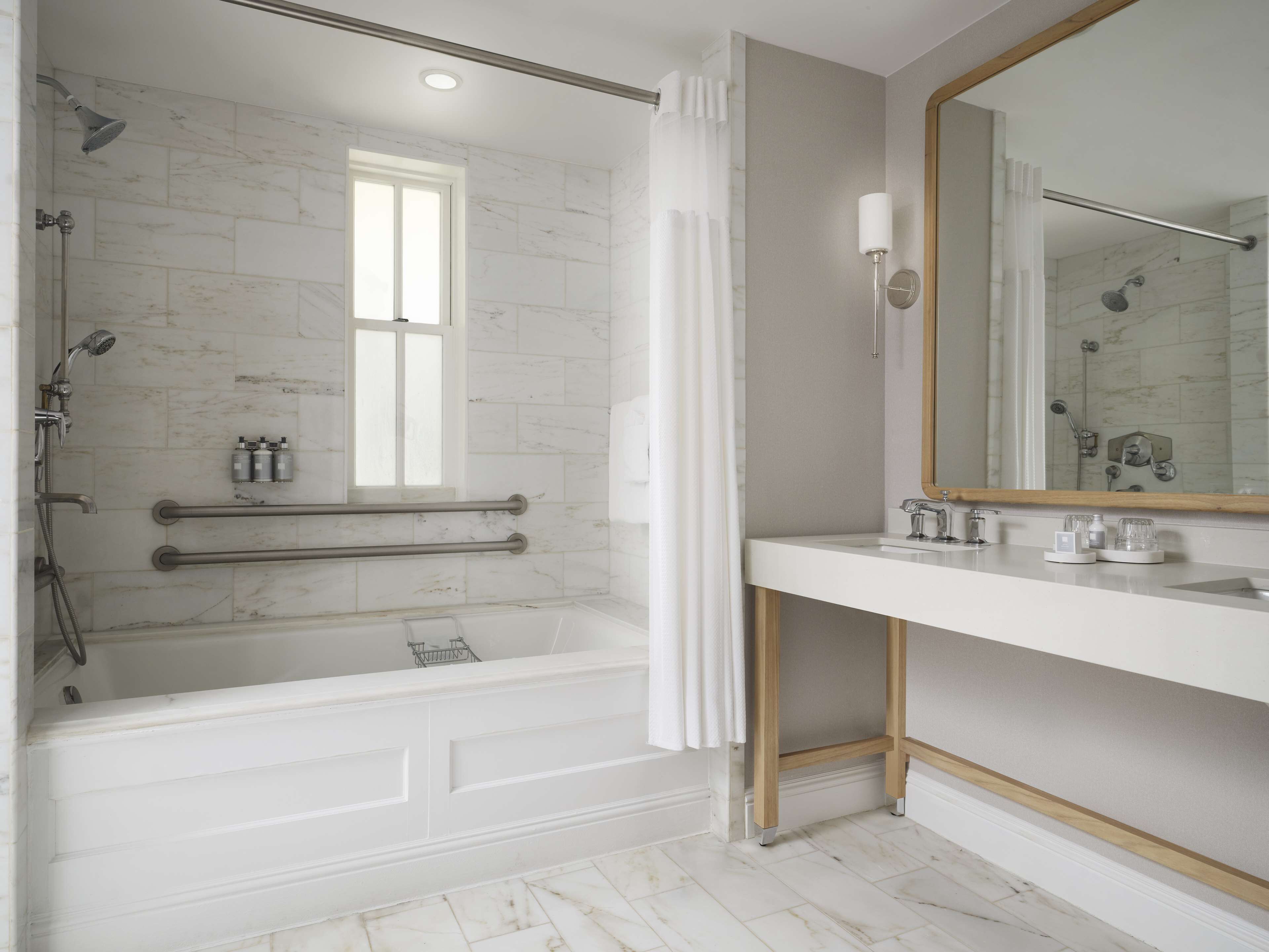 Un baño moderno con bañera, ducha y tocador.
