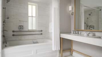Un baño moderno con bañera, ducha y tocador.