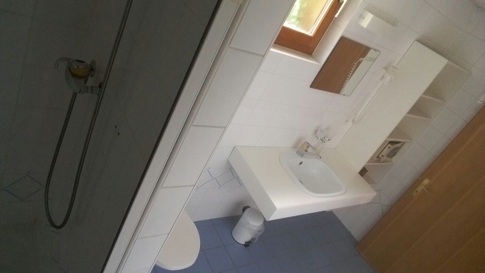 single room | bathroom | free toiletries, hair dryer, towels