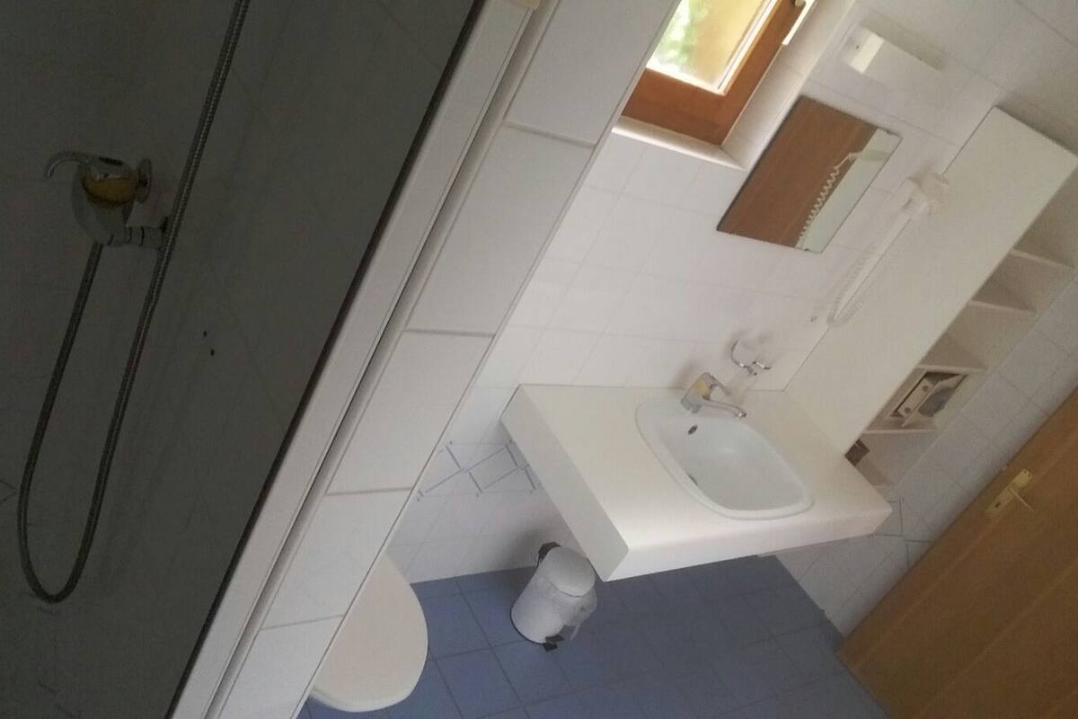 single room | bathroom | free toiletries, hair dryer, towels