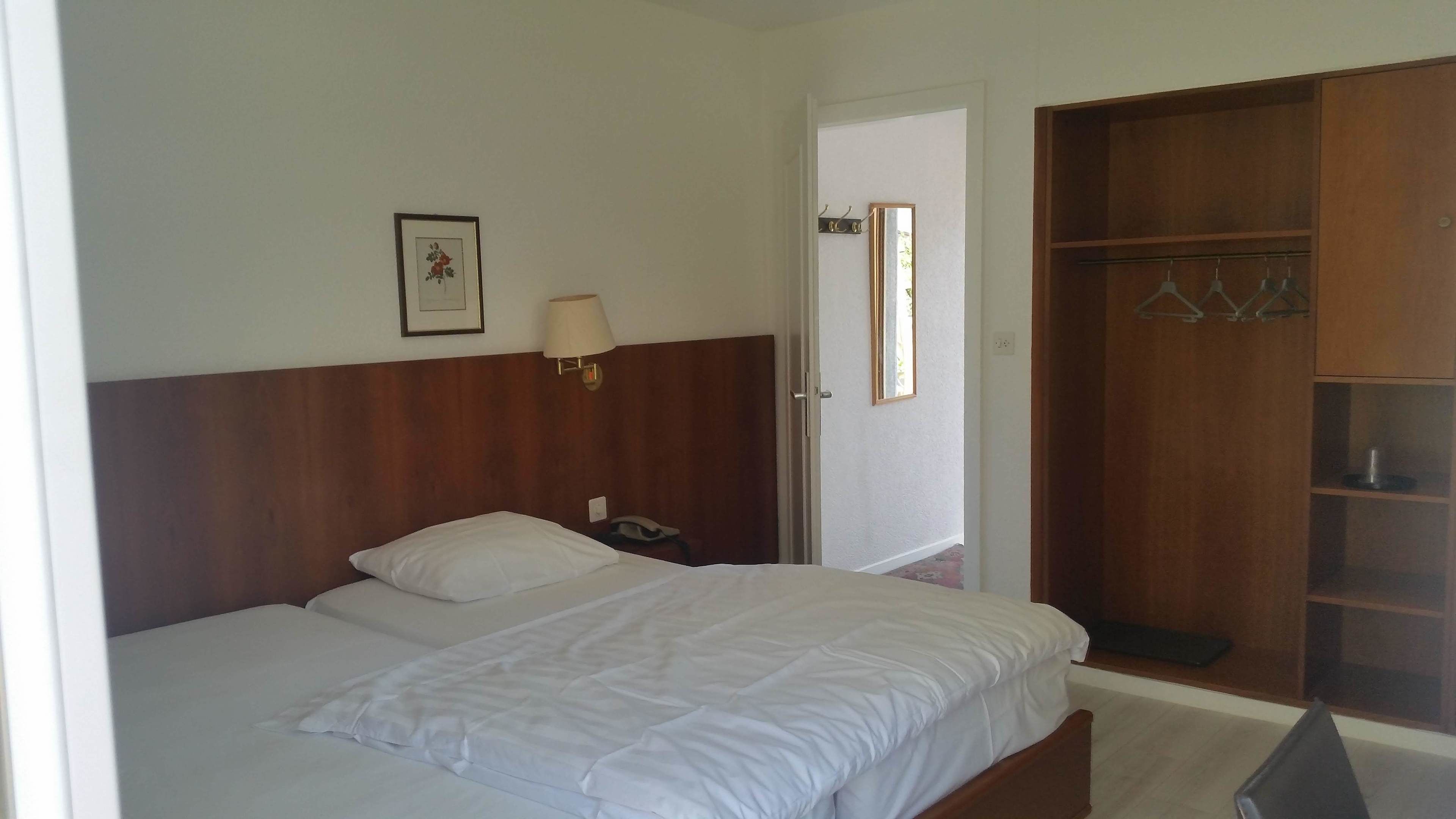 single room | minibar, in-room safe, desk, soundproofing