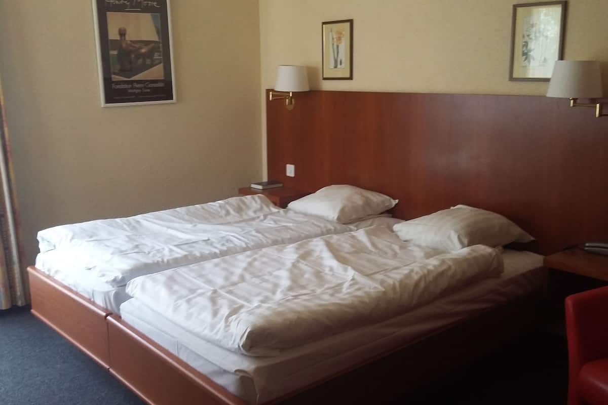 twin room | minibar, in-room safe, desk, soundproofing