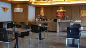 Daily buffet breakfast for a fee - Motel Des Sports (Martigny)