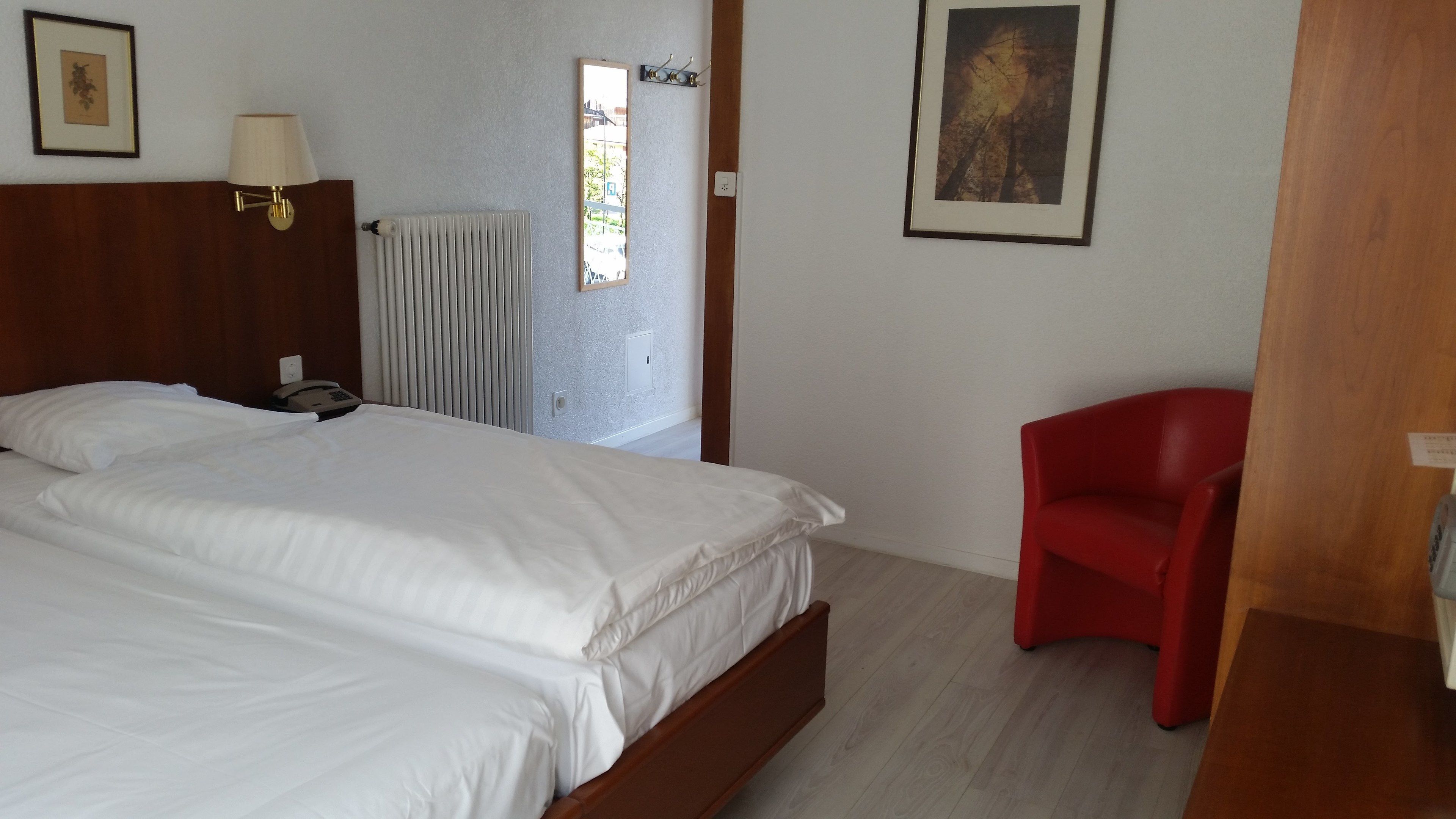 single room | minibar, in-room safe, desk, soundproofing