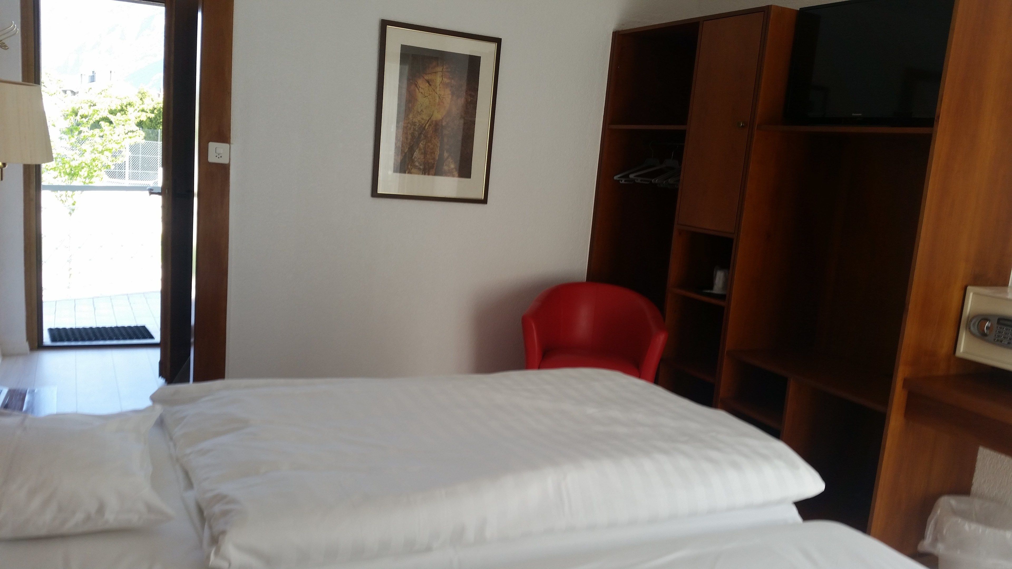 single room | minibar, in-room safe, desk, soundproofing