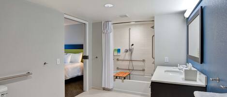 Un baño moderno con bañera, inodoro y lavabo.