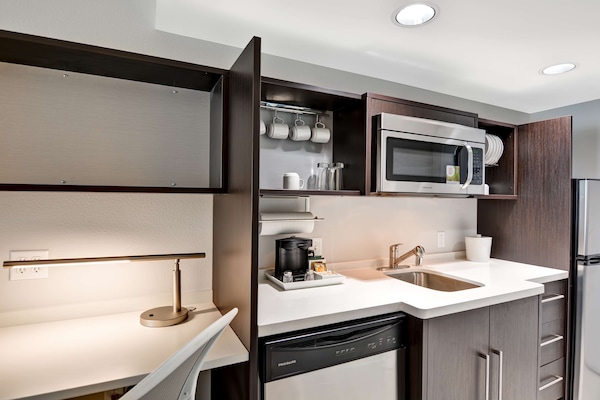 Seprai premium, meja kerja, tirai kedap cahaya, dan kedap suara