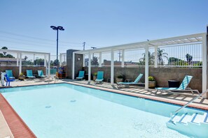 Outdoor pool, open 6 AM to 10 PM, pool umbrellas - Home2 Suites by Hilton Azusa (Azusa)