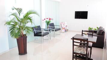 Área de estar no saguão