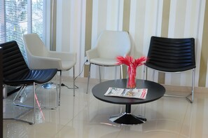 Área de estar no saguão