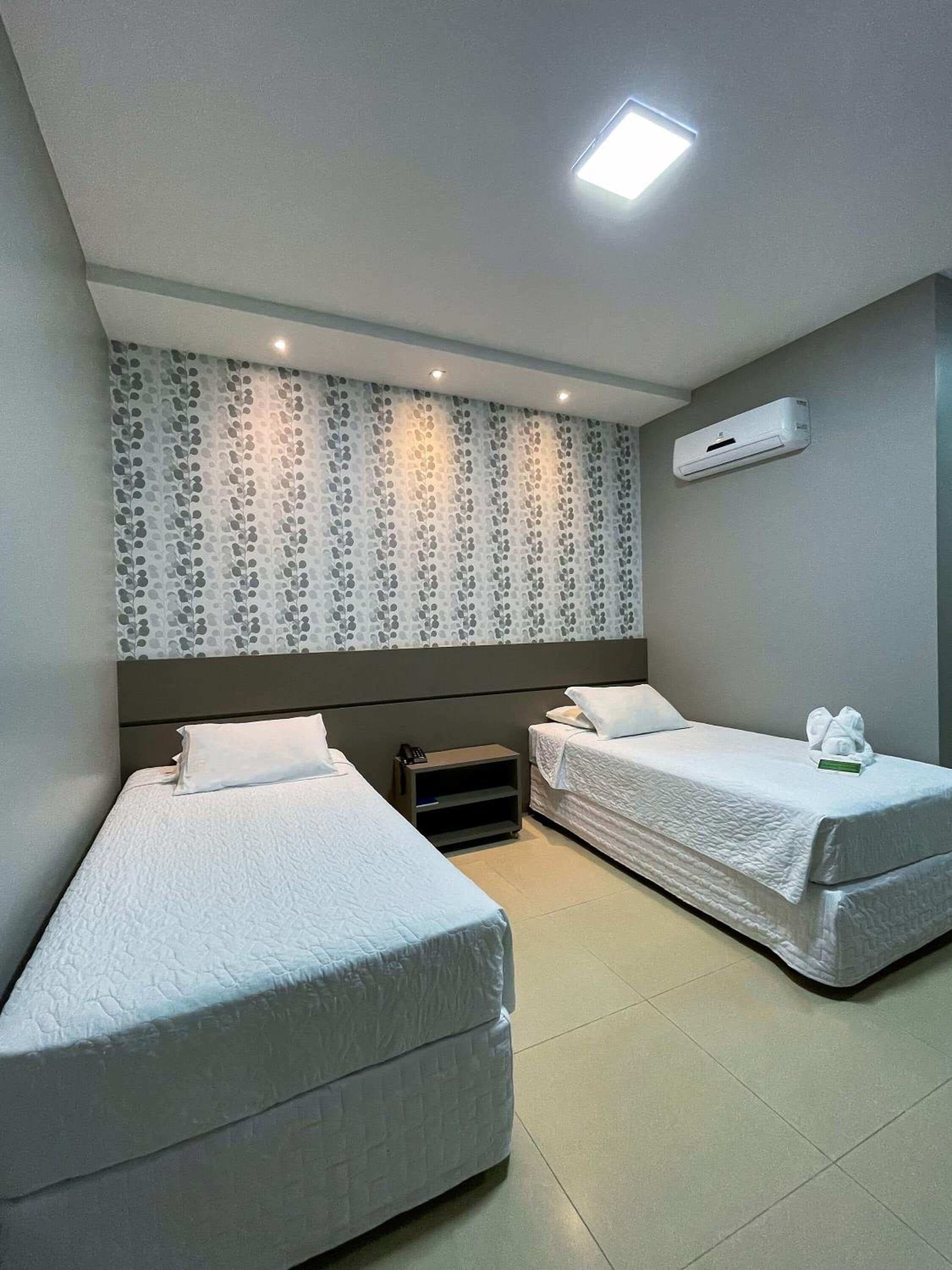 Seprai premium, minibar, brankas, dan meja kerja