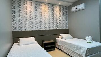 Seprai premium, minibar, brankas, dan meja kerja
