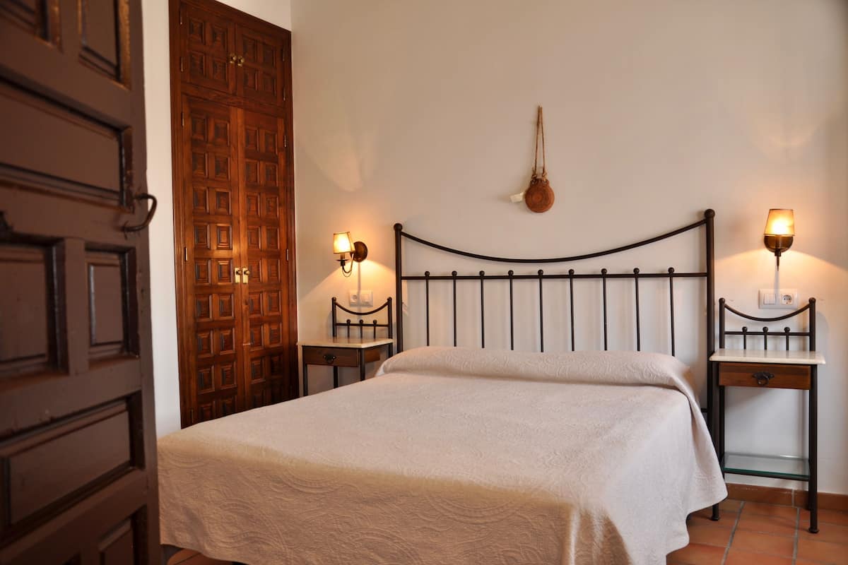 Iron/ironing board, free WiFi, bed sheets, wheelchair access
