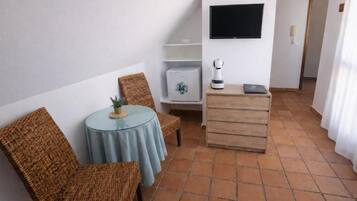 Economy-Zweibettzimmer | Wohnbereich | Flachbildfernseher, Netflix