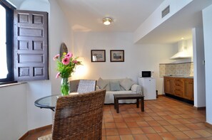 Apartamento, 1 quarto | Área de estar | TV de tela plana, Netflix