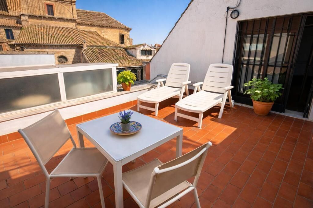 Habitación económica con 2 camas individuales | Tabla de planchar con plancha, wifi gratis, ropa de cama