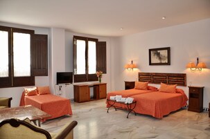 Tremannsrom – deluxe | Strykejern/-brett, wi-fi (inkludert), sengetøy og rullestolvennlig