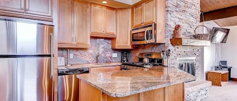 Appart'hôtel, 2 chambres, four à micro-ondes, vue montagne (Aspenwood L17) | Cuisine privée | Micro-ondes, cafetière/bouilloire