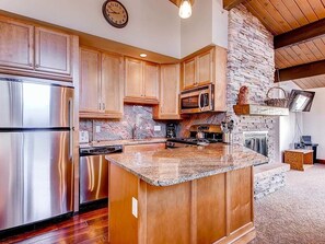 Condo, 2 Bedrooms, Microwave, Mountain View (Aspenwood L17) | Private kitchen