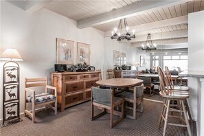 公寓客房, 1 間臥室, 微波爐, 山景 (Aspenwood L7) | 房內用餐區