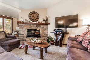 Condo, 2 Bedrooms | Living area