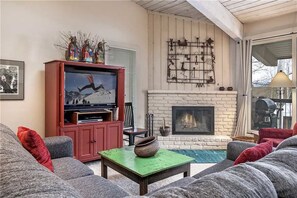 Condo, 2 Bedrooms | Living area