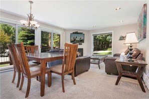 Huoneisto, 2 makuuhuonetta, patio, vuoristonäköala (Woodbridge 7A) | Oleskelualue | Televisio