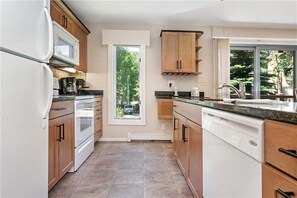 Huoneisto, 2 makuuhuonetta, patio, vuoristonäköala (Woodbridge 7A) | Yksityinen keittiö | Mikroaaltouuni, kahvin-/teenkeitin