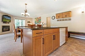 Huoneisto, 2 makuuhuonetta, patio, vuoristonäköala (Woodbridge 7A) | Yksityinen keittiö | Mikroaaltouuni, kahvin-/teenkeitin