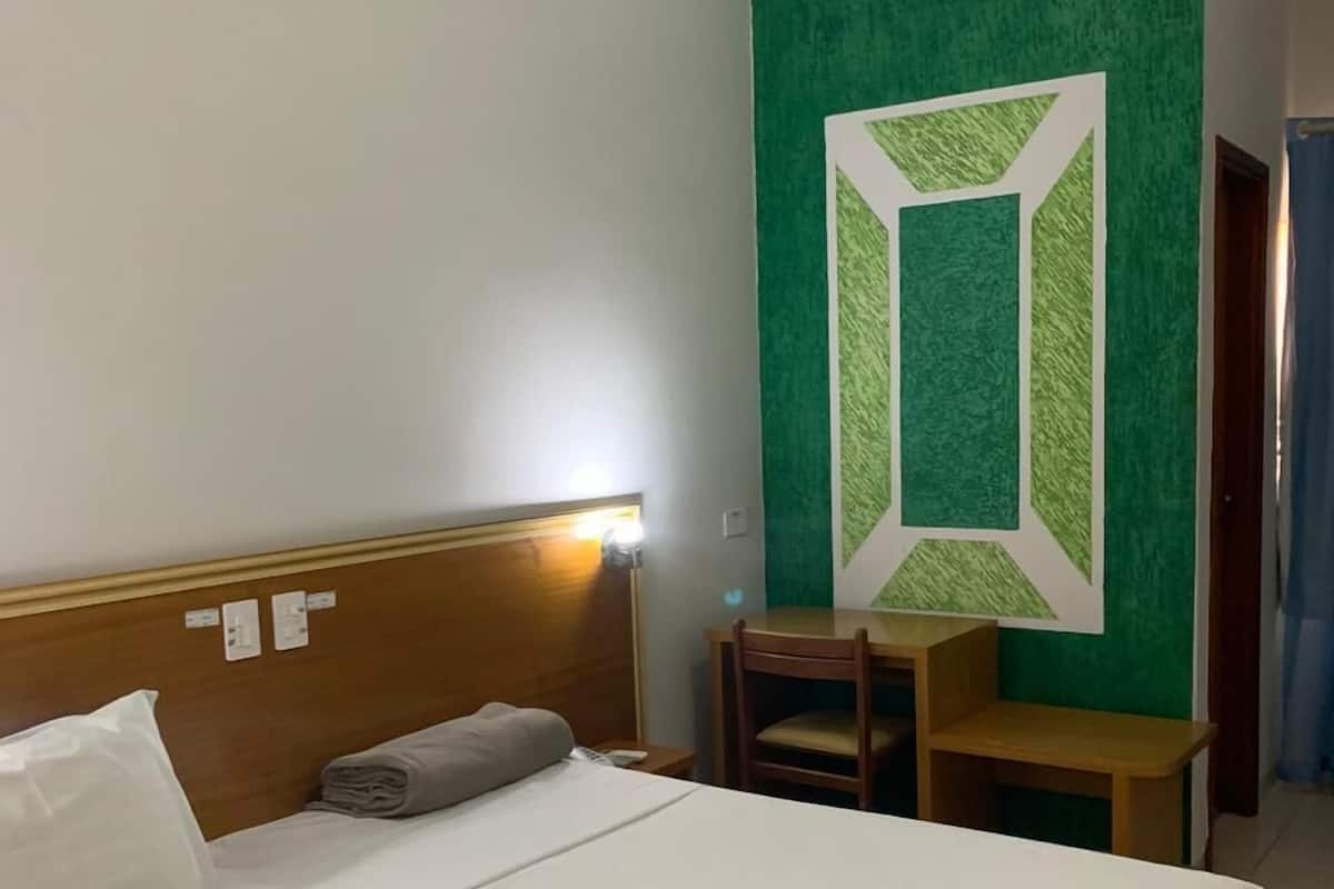 Minibar, bureau, Wi-Fi gratuit, draps fournis