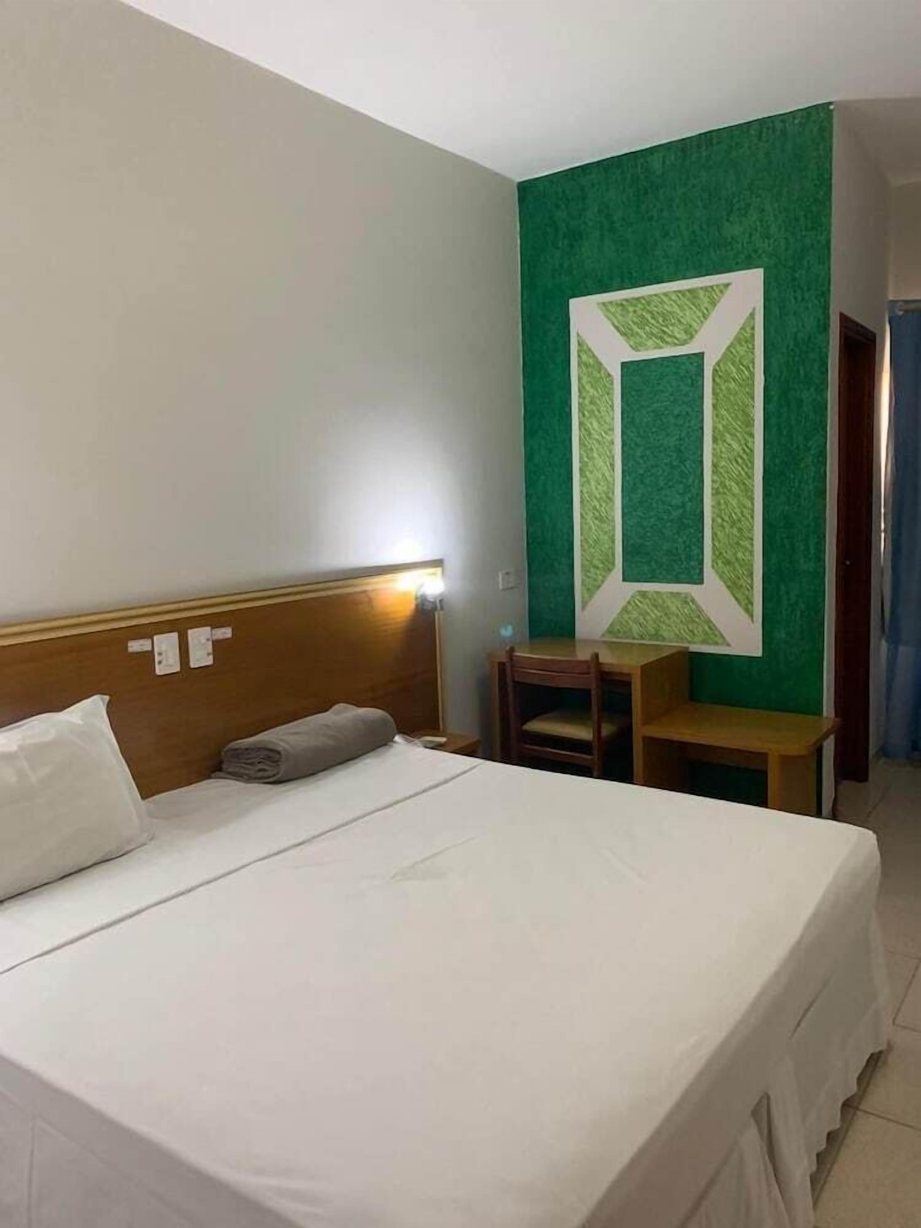 Frigobar, escrivaninha, Wi-Fi de cortesia, roupa de cama