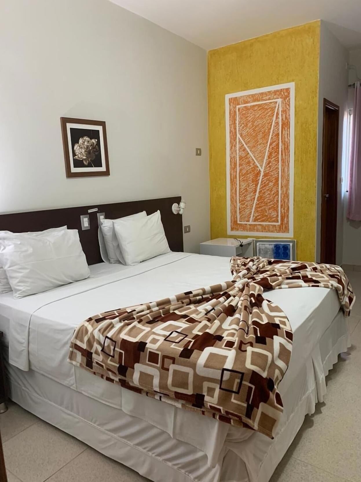 Frigobar, escrivaninha, Wi-Fi de cortesia, roupa de cama