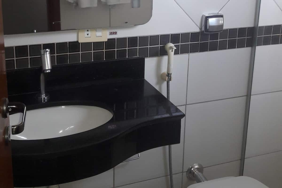 Een douche, handdoeken