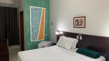 Minibar, escritorio, wifi gratis y ropa de cama