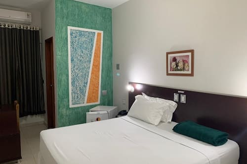 Habitación doble Deluxe, baño en la habitación | Minibar, escritorio, wifi gratis y ropa de cama