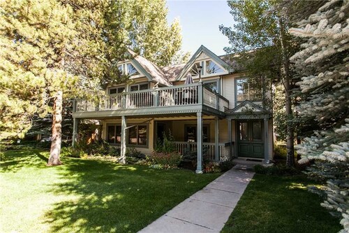 West End Splendor - 5 Bedrooms Home