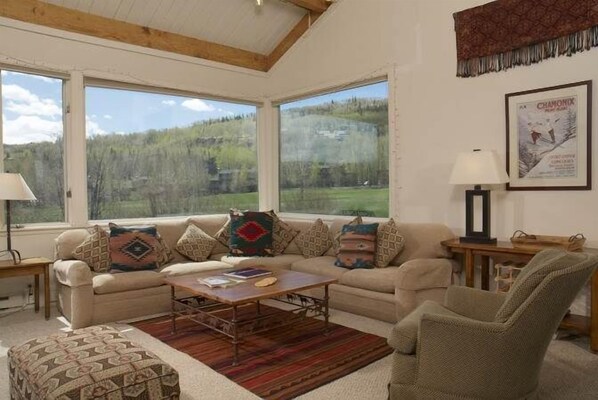 Talo, 3 makuuhuonetta, kylpyamme, vuoristonäköala (Snowmass Villa 21) | Oleskelualue