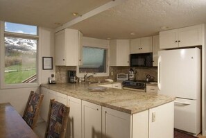 Talo, 3 makuuhuonetta, kylpyamme, vuoristonäk öala (Snowmass Villa 21) | Yksityinen keittiö | Mikroaaltouuni, kahvin-/teenkeitin