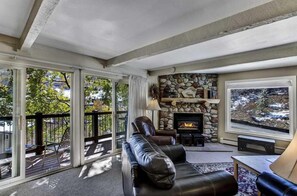 Condo, 2 habitaciones, balcón, vista a la montaña (Woodbridge 19C) | Sala de estar