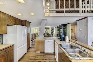 Casa, 6 habitaciones, patio (Slopeside Chalet) | Cocina privada | Microondas y cafetera y tetera 