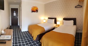 Schreibtisch, laptopgeeigneter Arbeitsplatz, Verdunkelungsvorhänge