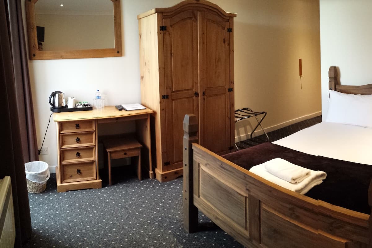 Double Room | Desk, laptop workspace, blackout drapes, iron/ironing board