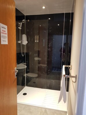 Dusche, kostenlose Toilettenartikel, Haartrockner, Handtücher