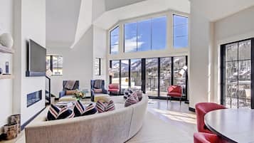 Condo, 5 Bedrooms | Living area
