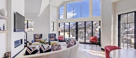 Condo, 5 Bedrooms | Living area