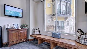 Condo, 5 Bedrooms | Interior