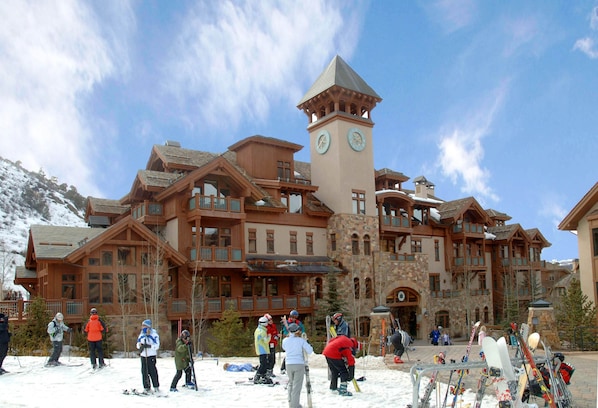 A large lodge with multiple balconies and a clock tower. - Cozy & Central Arrowhead Ge Townhome, 3br, Sleeps 6 3 Bedroom Townhouse by RedAwning (Edwards)