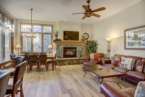 Townhome - 3 sovrum | Vardagsrum | Platt-tv och dvd-spelare